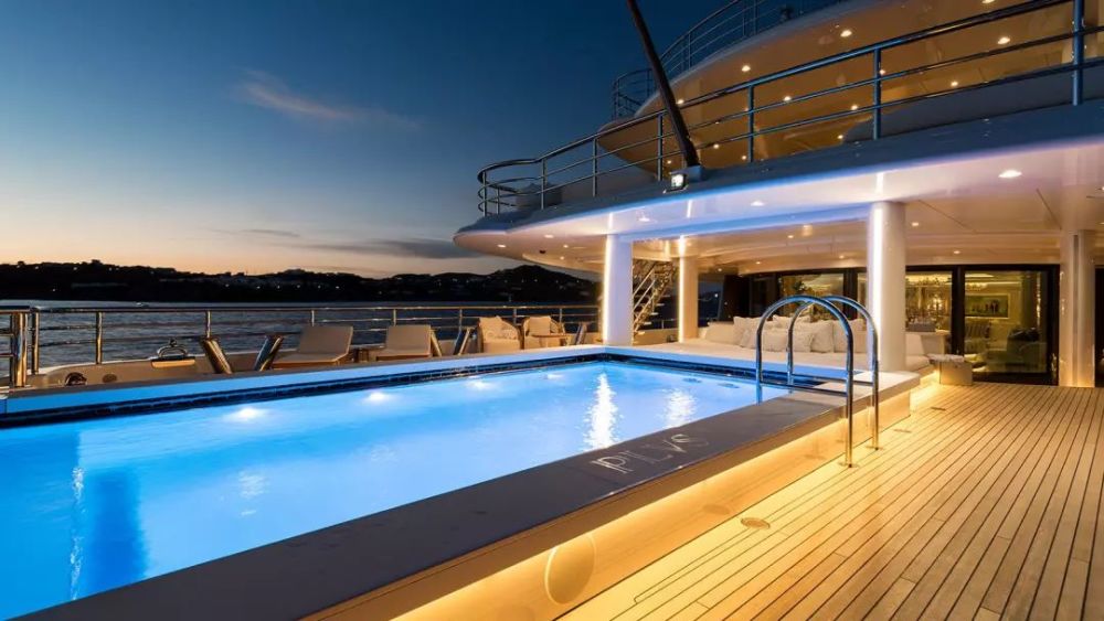游泳者的喜悦:超级游艇泳池引人注目