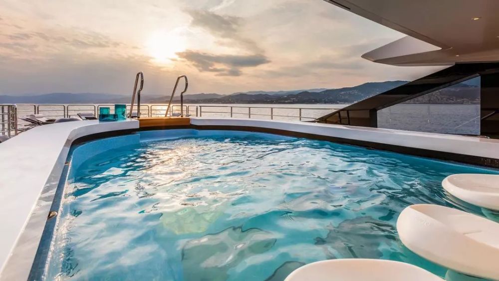 游泳者的喜悦:超级游艇泳池引人注目