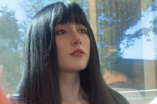 黑尾酱留黑长直发型搭配长裙亮相镜头时依旧少女感十足