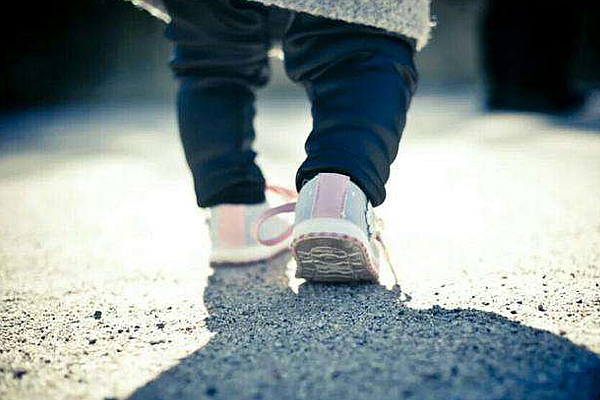 幼儿走路不稳当?3个训练方法,让他"路"越走越好