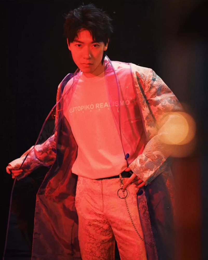 在很多小众音乐人的眼中,福克斯这样可能不够个性,但在他看来,任何