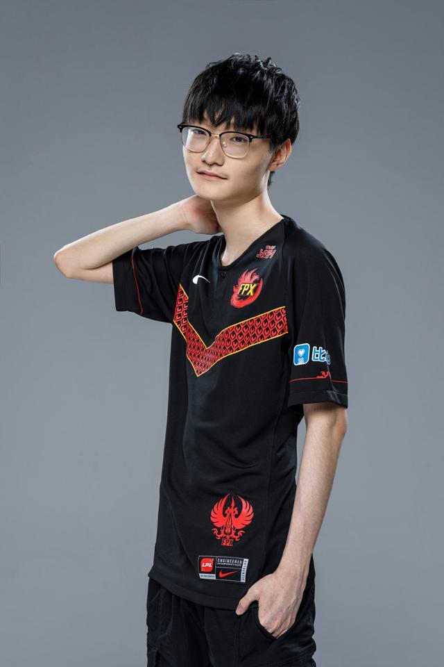 fpx小天登上杂志封面,和周冬雨等明星同框,网友:有点憨