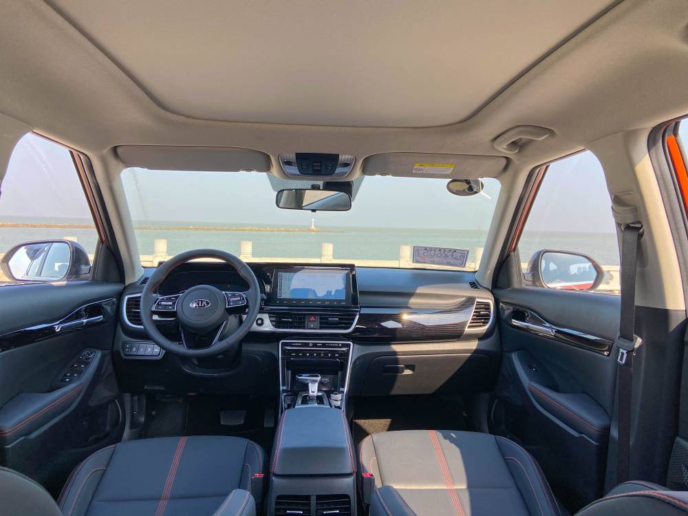 在公布全新命名的同时,东风悦达起亚也对外界展示了全新傲跑的内饰