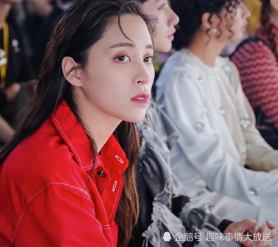 有种"不公平"叫欧阳娜娜,姐姐欧阳妮妮侧脸美翻,娜比侧脸丑到家!