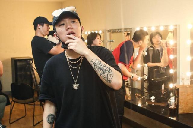 李小璐|即将复出？李小璐暴瘦脸颊凹陷，凌晨还在继续工作