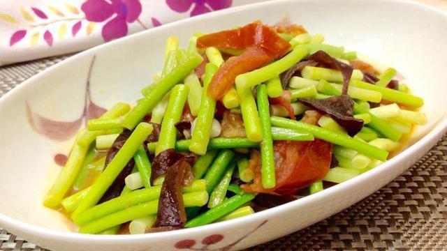 番茄炒蒜苔:简单的素炒,吃得到蔬菜的鲜甜和营养