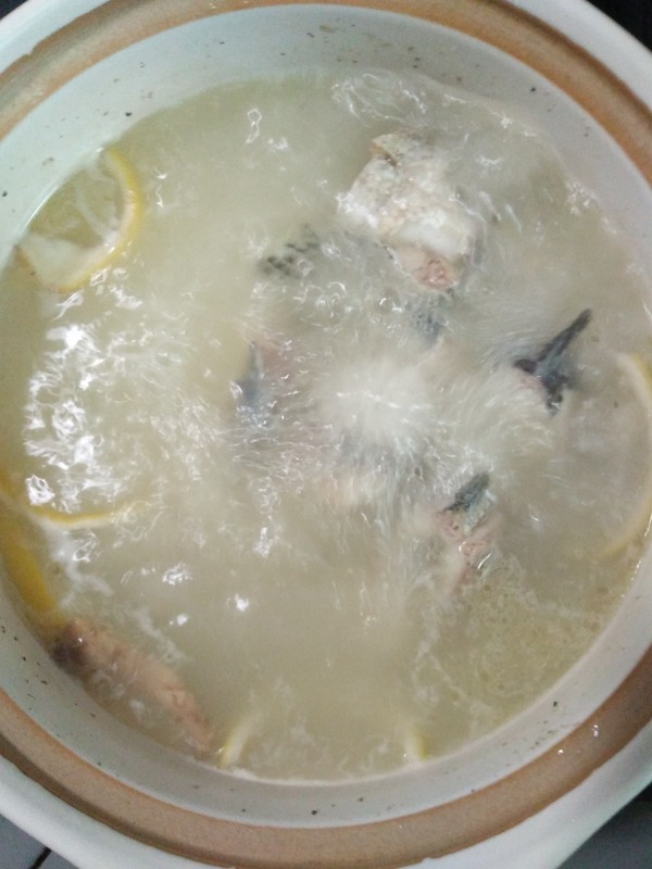 清燉烏魚湯的做法:烏魚湯是一道比較營養美味和滋補的湯