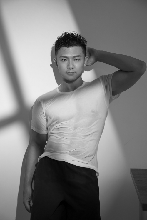 陈一冰晒照"偶尔性感一下" 肌肉线条流畅完美身材