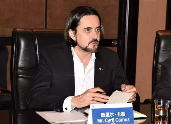 茅台唯一一款水晶瓶纪念酒限量生产100瓶连总统都收藏了