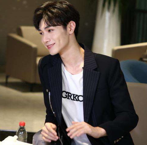 有一种帅叫陈情男团笑容杀:肖战温暖,宋继扬仙,看到王皓轩:终于不邪魅