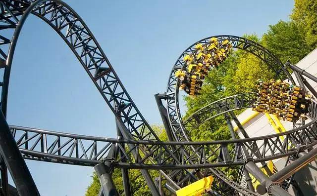 最大的游乐园,游艺项目那叫一个丰富,但其中最出名的当属各种过山车了