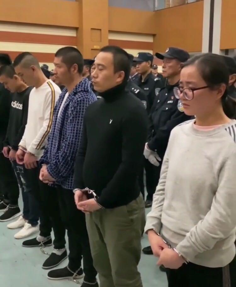 90后涉黑套路贷女老大获刑25年当庭痛哭曾追债绑架小孩