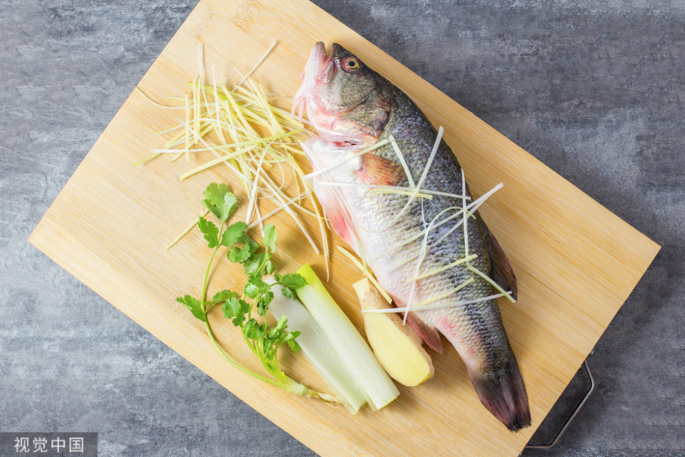 不管蒸什么鱼,掌握这3点,鱼肉鲜嫩无腥味,超好吃