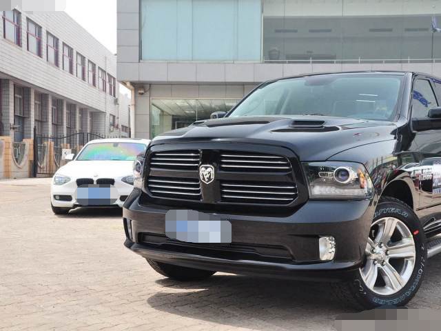 62岁的潘长江开啥车?看完他的座驾,真是人老心不老