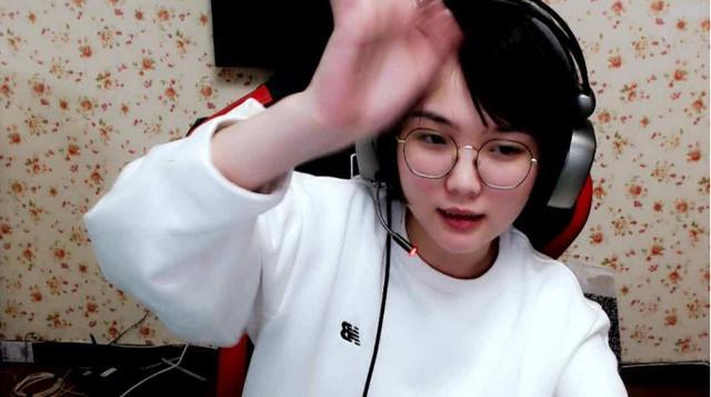 打开腾讯新闻,查看更多图片 >而在这方面,虎牙女魔头烤羊腿无疑是行家