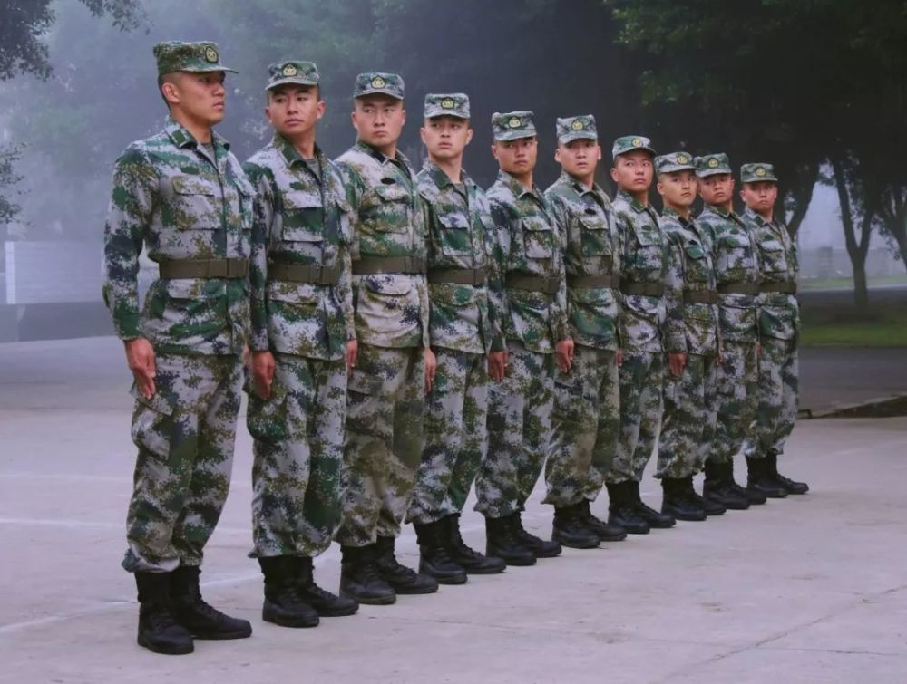 更是3个月的蜕变与成长展现的不只是外在形象挺拔的军姿,一致的步调