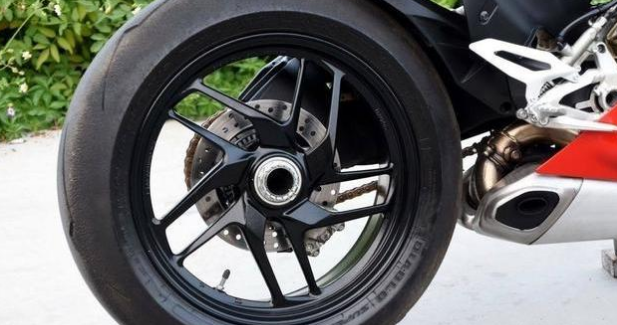 选购摩托车时候,应该买鼓刹买碟刹呢?老骑士:选它更靠谱!