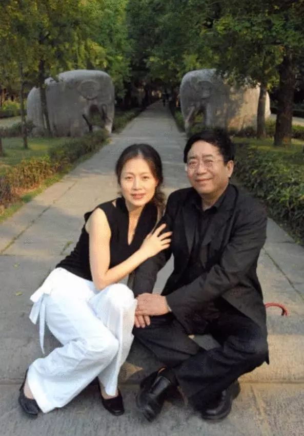 56岁马兰与大16岁丈夫余秋雨近照,真是羡煞旁人_腾讯新闻