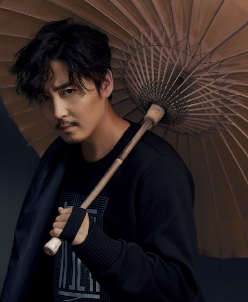 王泷正一身黑色装束眼神深邃犀利