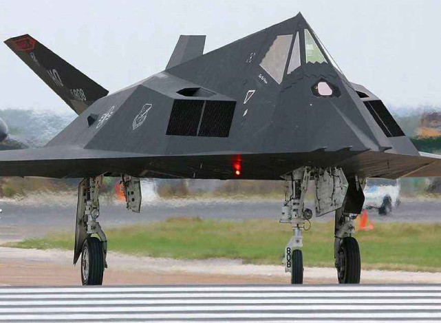 隐身战机f117,被落后导弹击落,南联盟靠什么?还原20年前细节