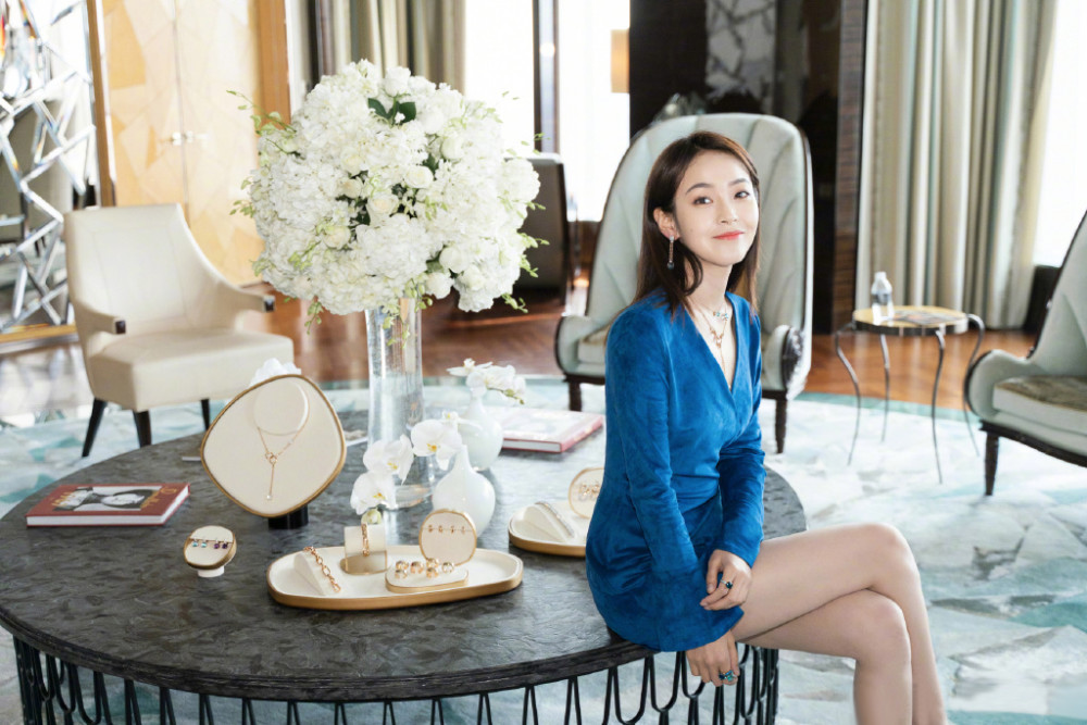 张佳宁身着v领蓝裙装,看佳宁的气质是有多好,不管怎么看都是很美的