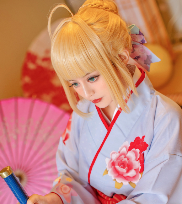 cos骑士王saber身着鲜艳和服俏丽多姿