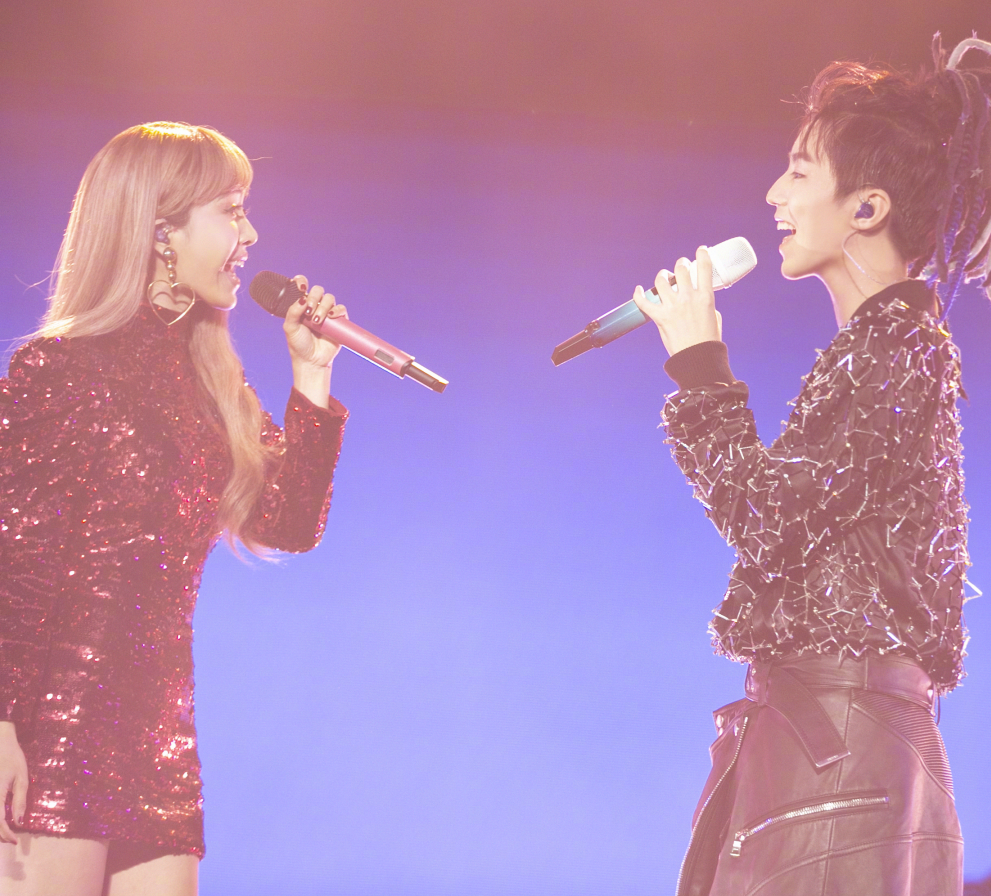 蔡依林跟王俊凯合体,谁注意她穿的裙子?39岁还能挤进液体裙!