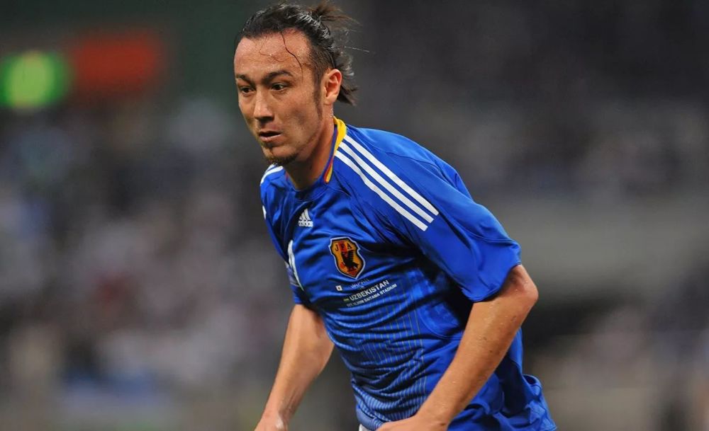 是巴西的第三代日裔,父亲是日本裔巴西人,母亲是意大利裔巴西人,因此