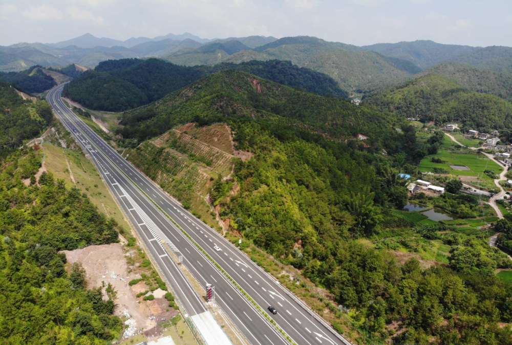梅平高速公路正式通车,平远迎来"新时速".(钟小丰 摄)