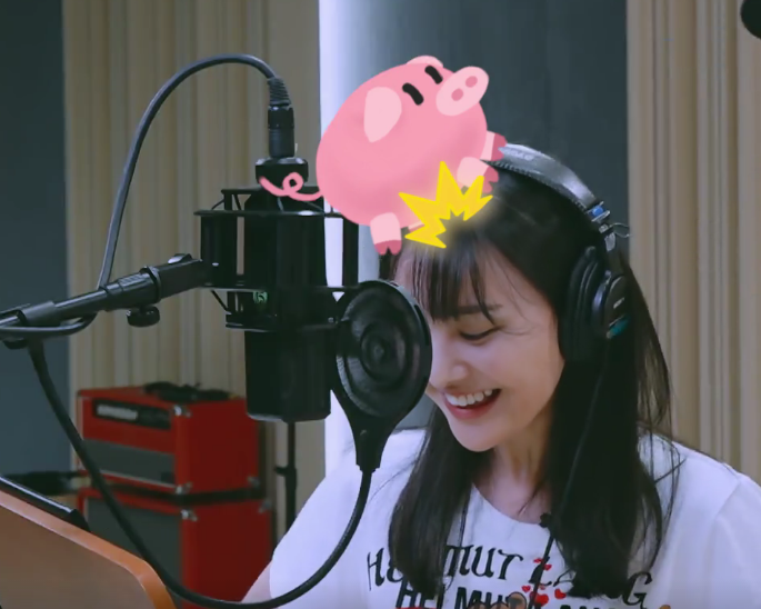 郑爽张恒合唱《告白气球》,互动太独特,录音老师一句话够我笑一年!