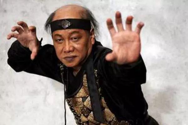 国术真实武打路线,出演过《少林十三房》,《五郎八卦棍》,《醉拳3》