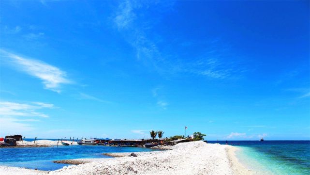 它便是西沙群島了, 隸屬於我國海南省的三沙市,在海的遠處,水是那麼藍