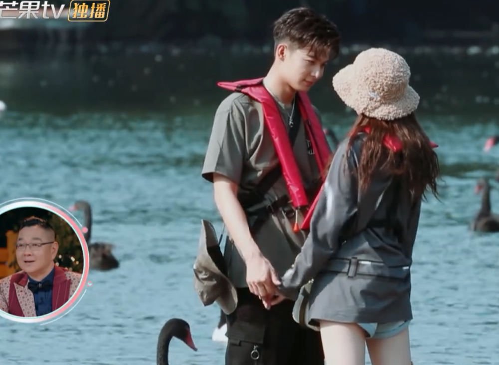徐璐突然向张铭恩索抱,当看清他的肢体反应,堪比偶像剧桥段!