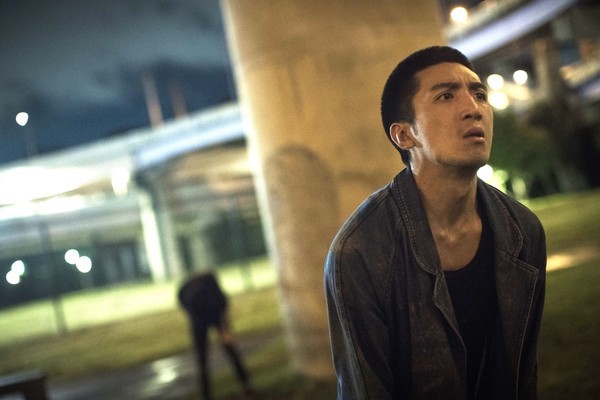 演员的原腾挂上"勇夺金马"的披肩带预祝夺奖,而男主角王识贤则送上用