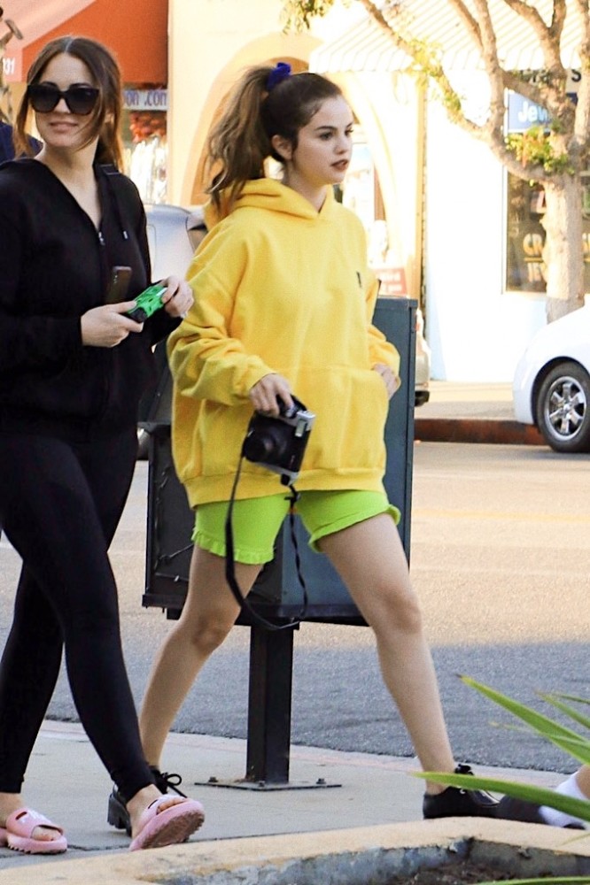 赛琳娜走出情伤状态更好,黄卫衣配绿色短裤,瘦回"小鸟腿"