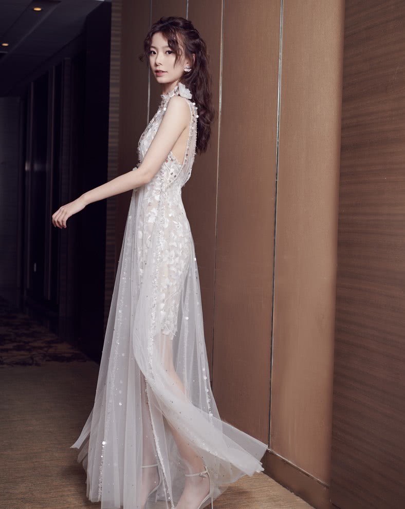"阿菁"摘下美瞳有多惊艳?当她穿上白纱裙亮相,我心动了