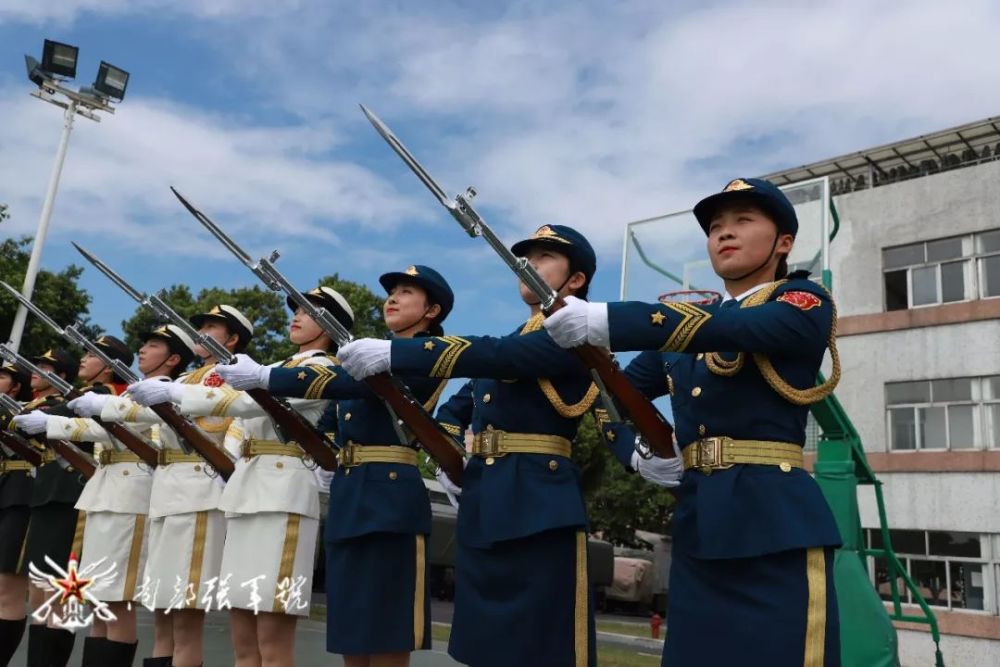 亮相即精彩駐香港部隊三軍儀仗隊展演震撼來襲