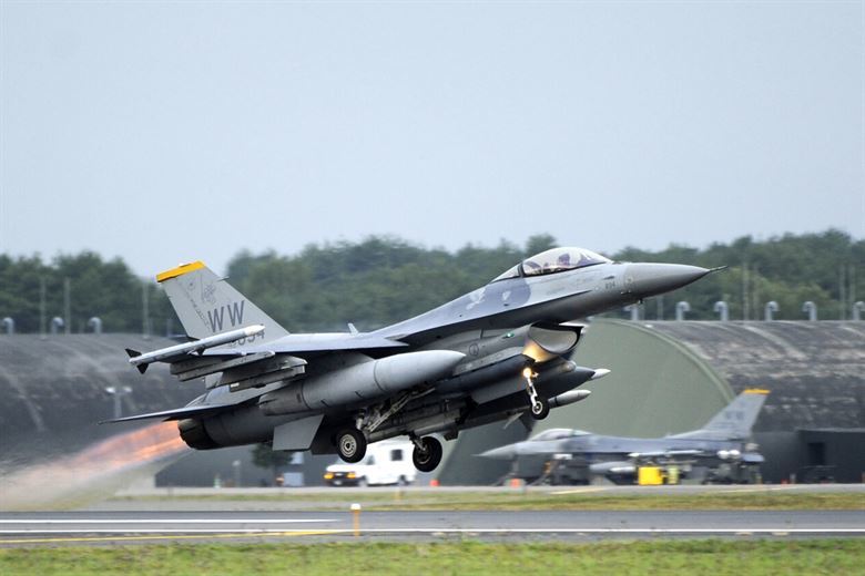 落到靶場5公里外!駐日美軍f-16戰機掉落一枚訓練彈