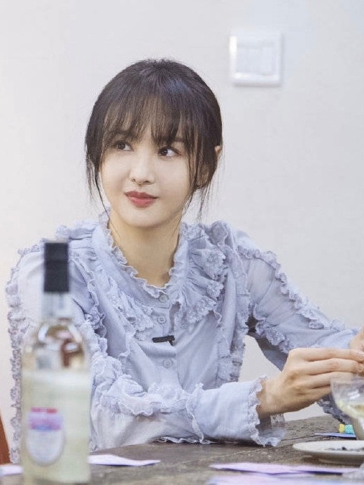 郑爽录制女儿们的恋爱卷边衬衫换着穿网友是批发的吗