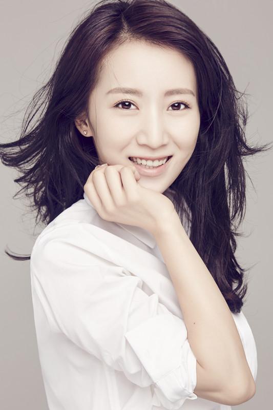 李念罕见现身机场剪学生短发显年轻穿平底鞋只有一米五