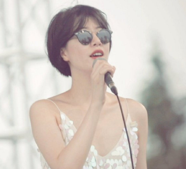 susie是一位爵士歌手平常她的休闲活动或许就是参加各种各样的音乐节