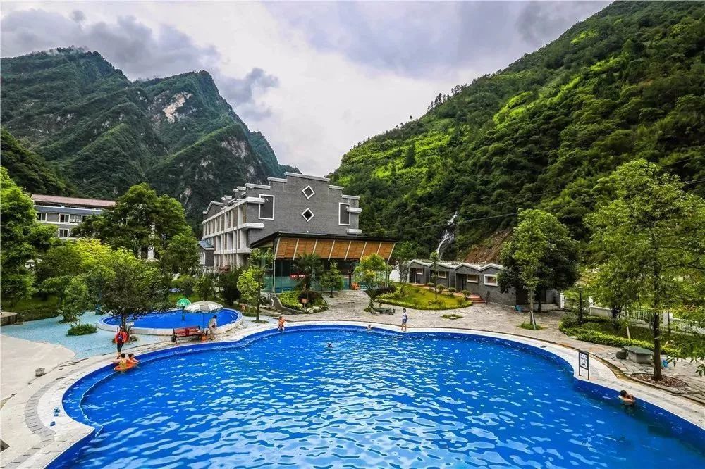 四川有个雅安,雅安有个石棉,石棉以后有个温泉小镇