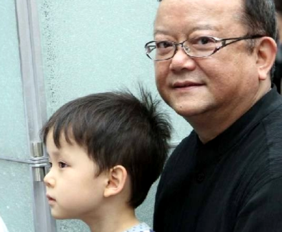 王刚带小儿子出席活动,虽然他已年过六旬,但与身边网恋的妻子依旧恩爱