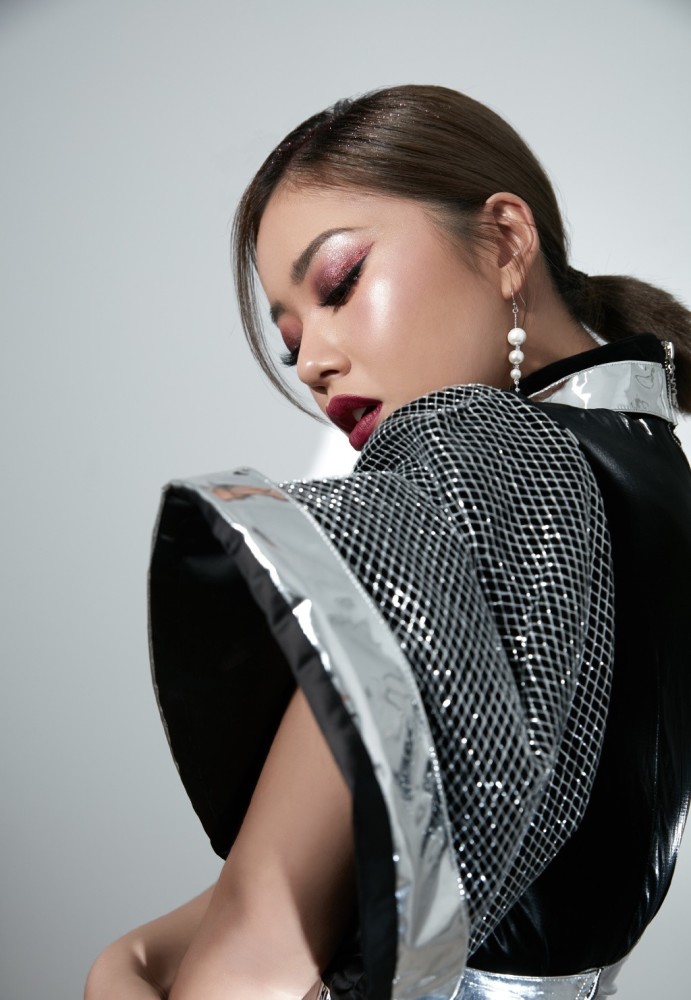 王菊也瘦太多了,穿超短裙双腿纤细笔直,配银色流苏腰封帅成焦点