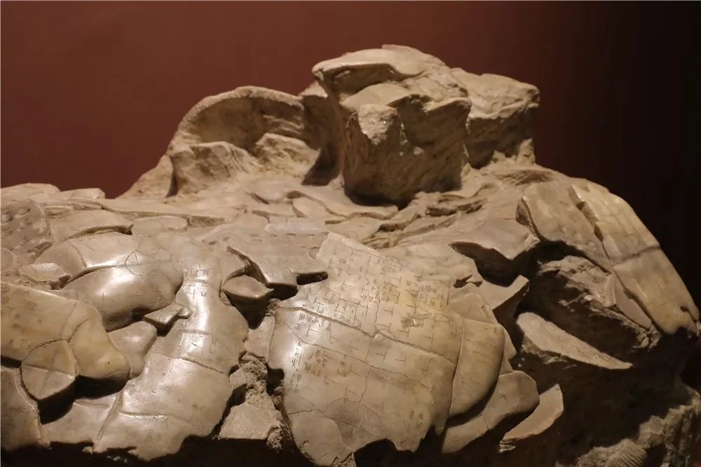 yh127号坑甲骨堆模型(局部)在国家博物馆"证古泽今——甲骨文文化展"