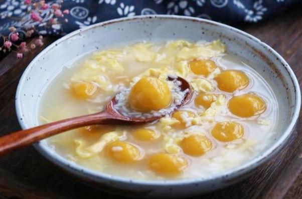 秋天皮肤干 给自己做点酒酿糯米丸子 滋润皮肤气色佳 腾讯新闻