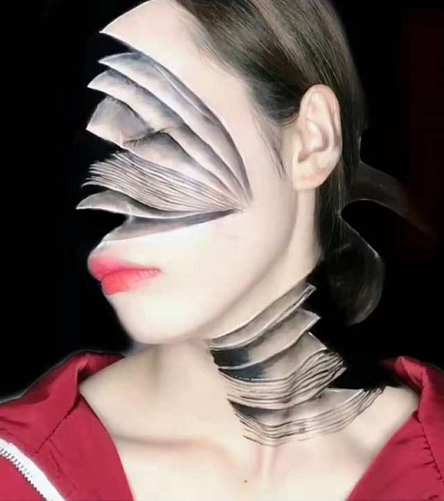 小姐姐在脸上画"纸页妆",开始:有点好奇,结果:真的像在翻书