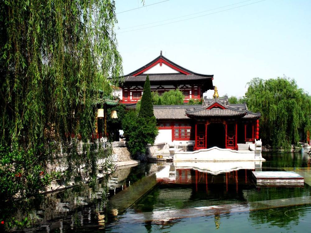 在池中撒满鲜花,花瓣及昂贵的香料,紫檀沉香,丁香,麝香,每每贵妃沐浴