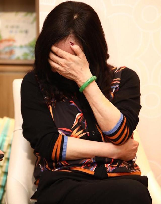 她抗癌5年生两胎,今癌症复发后交代后事,母亲李亚萍崩溃痛哭_腾讯新闻