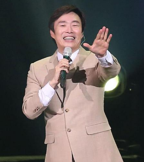 费玉清宣布封麦!强忍离别情绪开唱,举办告别演唱会泪洒现场